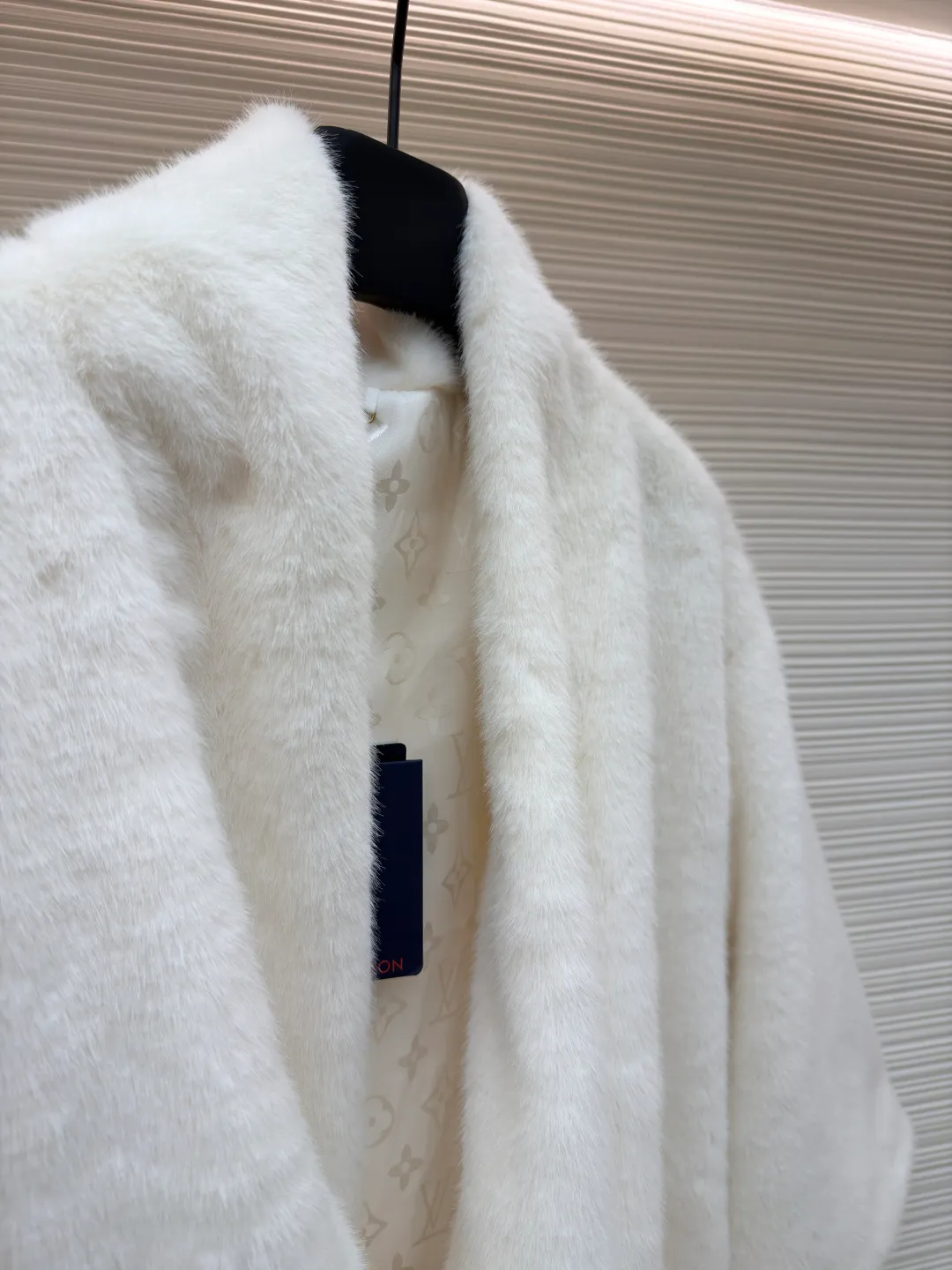 LOUIS VUITTON x Nigo joint mink fur V-neck kimono style fur ●Original version: 169000 purchased and developed ●Item number: 1681868-C30 ●Fabric: mink fur fabric ●Technology: Positioning cutting machine ●Color: white ●Version: version ●Weight: about 910 grams ●Size: 46-48-50-52 ●Description: - The fabric is made of high-quality North American mink hair, which is hand-sorted and screened to ensure uniform hair needle length and fluff density, smooth touch and strong luster. The tailoring adopts an unlined minimalist structure, and is stitched by hand to avoid stitching marks that damage the overall texture. The neckline is designed with a wide fold, and the edges are trimmed with invisible hand stitching, so that it drape naturally without being stiff. The cuffs are made of the same material and are furred, and a thin interlining is added on the inside to keep them fluffy and not easily deformed. The pockets are embedded in design, and the edges of the openings are hand-stitched to seamlessly connect with the texture of the body. The interior is equipped with the brand's exclusive satin lining, the label is fixed with a custom hanging chain, and the details reflect high-end craftsmanship standards. The overall wiring is straight and delicate, the fabric is comfortable and soft, and the color is consistent without color difference. It can be matched with the same style to create a fashionable look and control various occasions. Customized accessories, complete with three standards, same style for men and women!